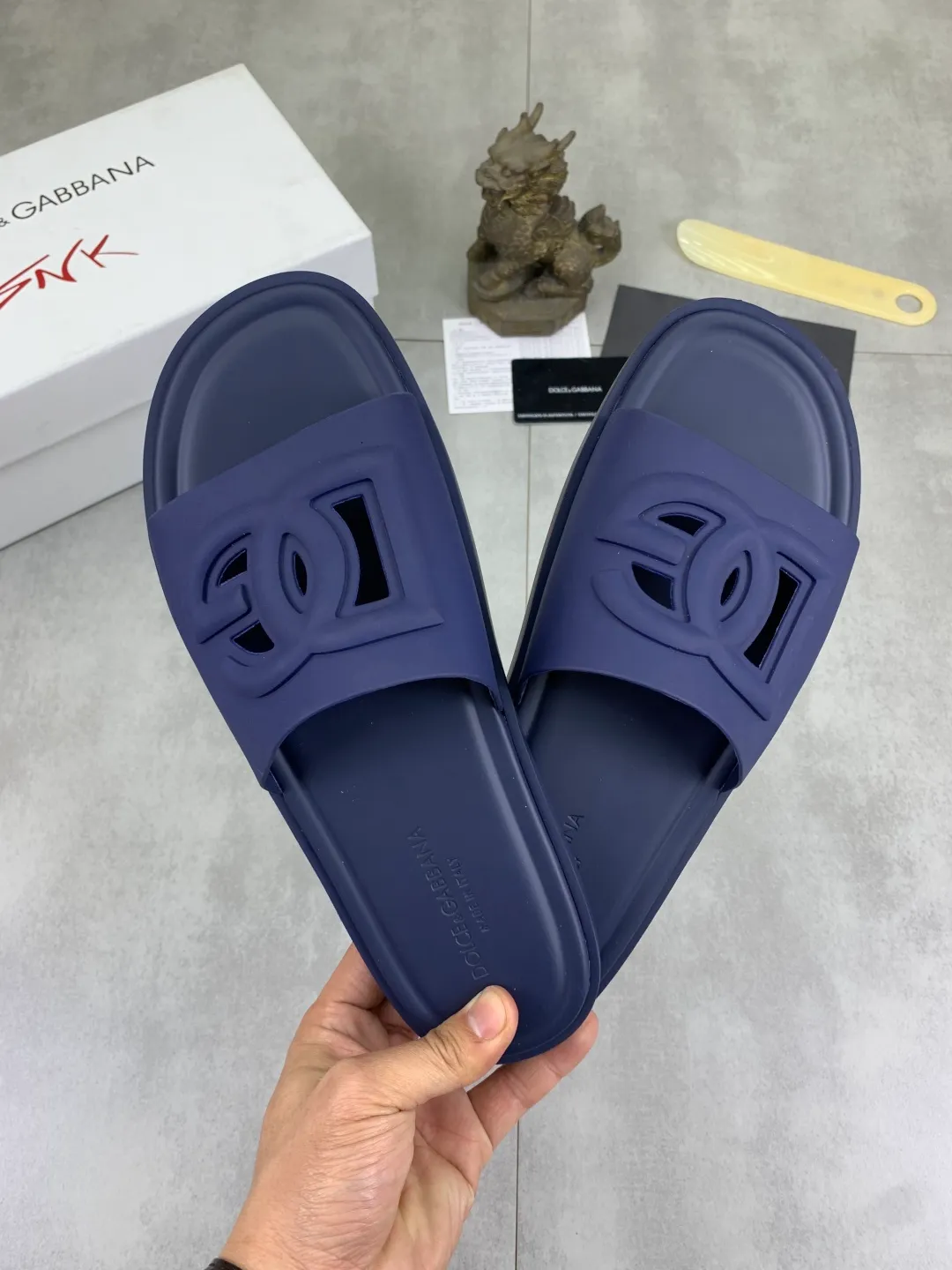 Men's shoes 💰P280 [New model] 💰High-quality slippers💎💎💎 DG official website synchronizes the latest slippers🩴 The highest version on the market, accept material comparison, shoe type comparison, process comparison, practical and textured, versatile and suitable for any occasion, the more you look at it, the more flavorful it becomes. Purely handmade craftsmanship - Upper material, calfskin imported from Italy 🇮🇹 - High-quality water-dyed sheepskin lining - Original high-quality private model customized combination outsole (super comfortable) -Size: 38-45 Color: 5️⃣ colors available